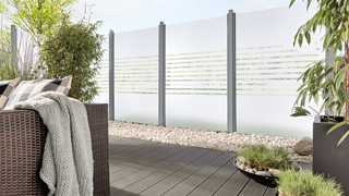 Terrasse mit Boden in Holzoptik und Glas-Sichtschutz, HolzLand