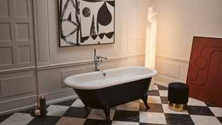 Badezimmer mit schwarzer Badewanne, Villeroy & Boch