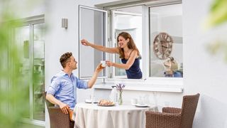 Pärchen auf Terrasse mit gedecktem Tisch, Frau mit Mann auf der Terrasse, Transpatec, Neher