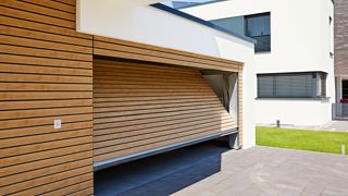 Garage mit Fassade in Holzoptik, profildekor