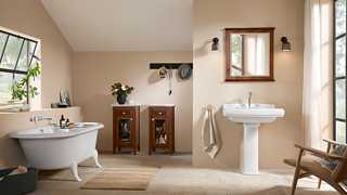 Badezimmer mit weißen Sanitärobjekten, Villeroy & Boch