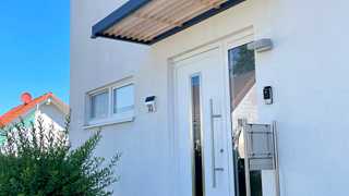 Haustürvordach mit Holz und Aluminium, Gutta