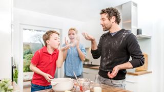 Mellerud; Familie in der Küche
