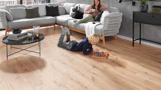 Frau und Kind in Wohnzimmer mit Echtholzboden, Massivholzdielen, Osmo
