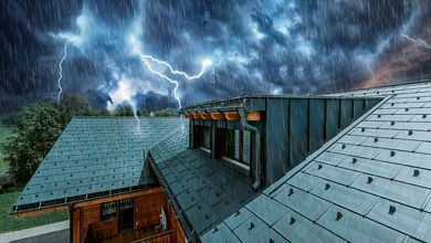 Gewitter über dem Hausdach aus Aluminium