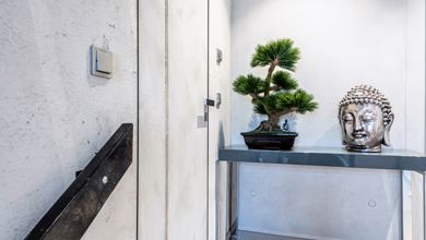 Treppenaufgang, Tisch, Buddha, Pflanze graue Wand, Handlauf, wandbündige Tür, Innentür, Tür, Zimmertür, vitaDOOR, vitaDOOR GmbH & Co. KG 