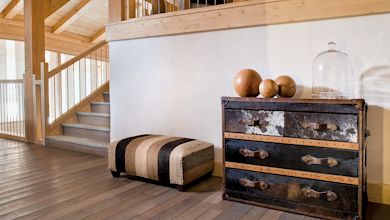 Wohnraum mit Holzboden, Holzmöbeln und Holztreppe, Remmers