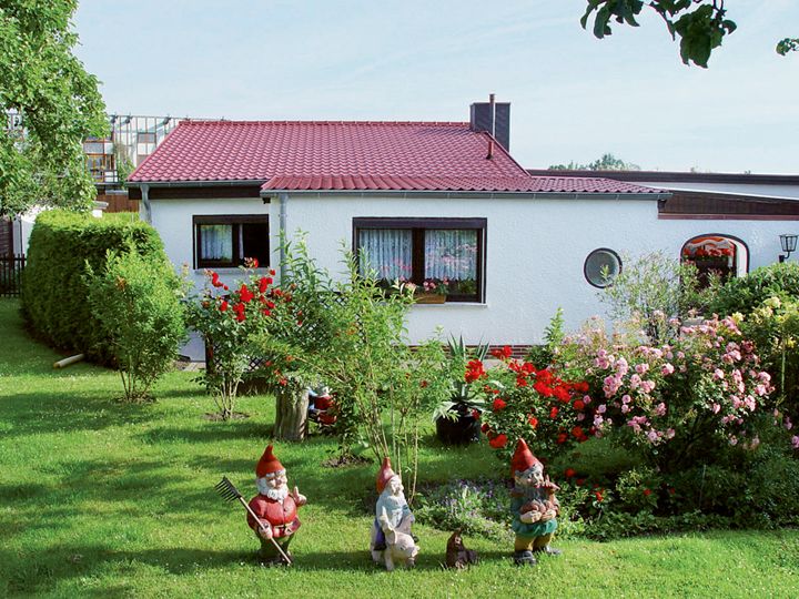 Luxmetall; Haus mit Gartenzwergen