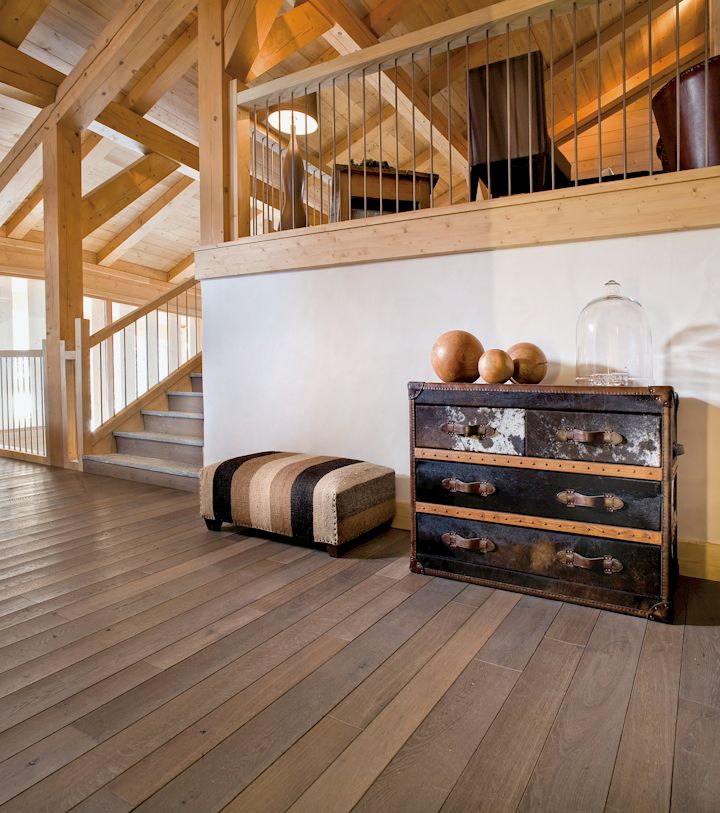 Wohnraum mit Holzboden, Holzmöbeln und Holztreppe, Remmers