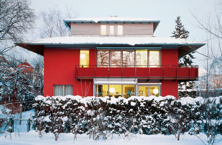 Haus im Schnee, massives Mauerwerk, Wärmedämmung, Kalksandsteinindustrie