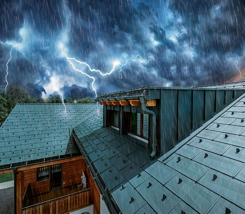 Gewitter über dem Hausdach aus Aluminium