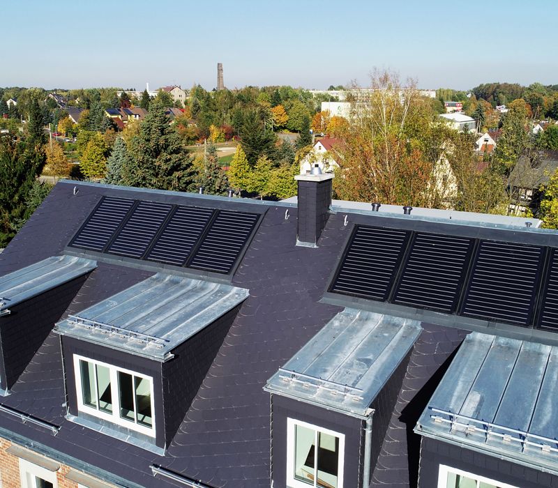 Dach mit Sonnenkollektoren, Photovoltaik, Solarbayer