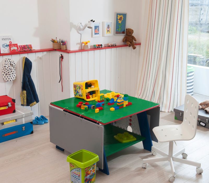 Kinderzimmer mit buntem Spieltisch, Kinderzimmergestaltung mit Holz, Osmo Dekorwachs, Osmo